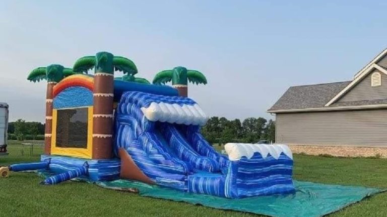 Children enjoying bounce houses, slides, and inflatables, highlighting easy online booking with Party Rental Vázquez in Columbus, IN. Reserve your party rentals today for birthdays, family gatherings, and special events.